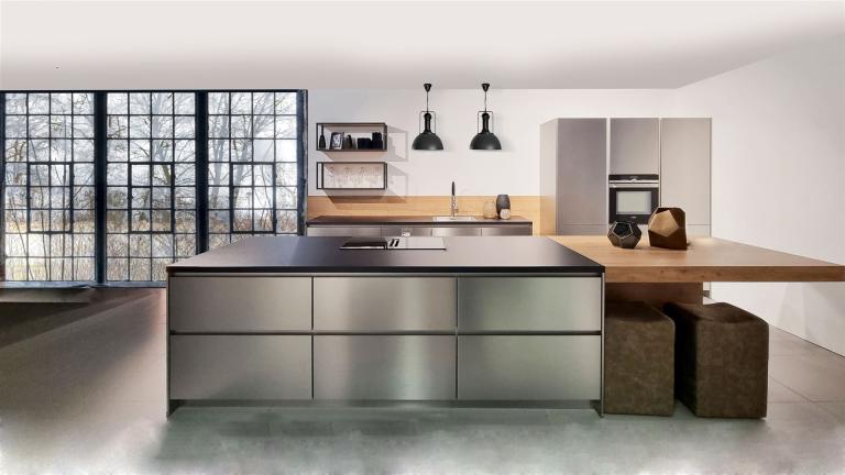 Moderne Küche mit Fronten in Edelstahl-Optik