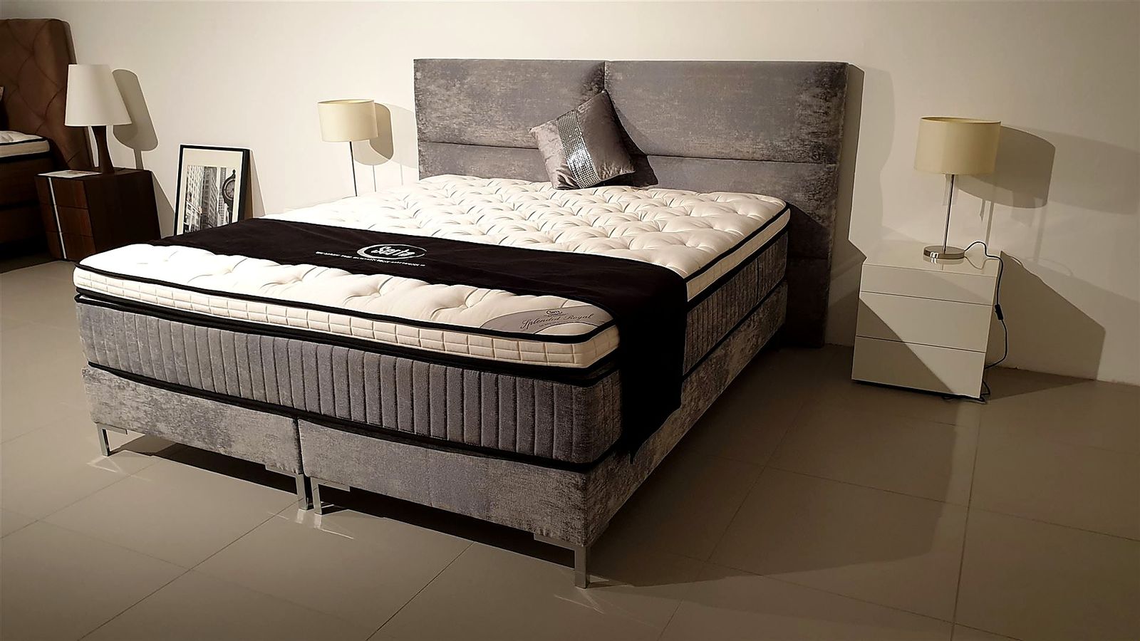 Boxspring-Bett 180 x 210 cm, Kopfteil 210 x 120 cm, geteilte Federkerne medium/fest, Topper HR, Gestell Chrom