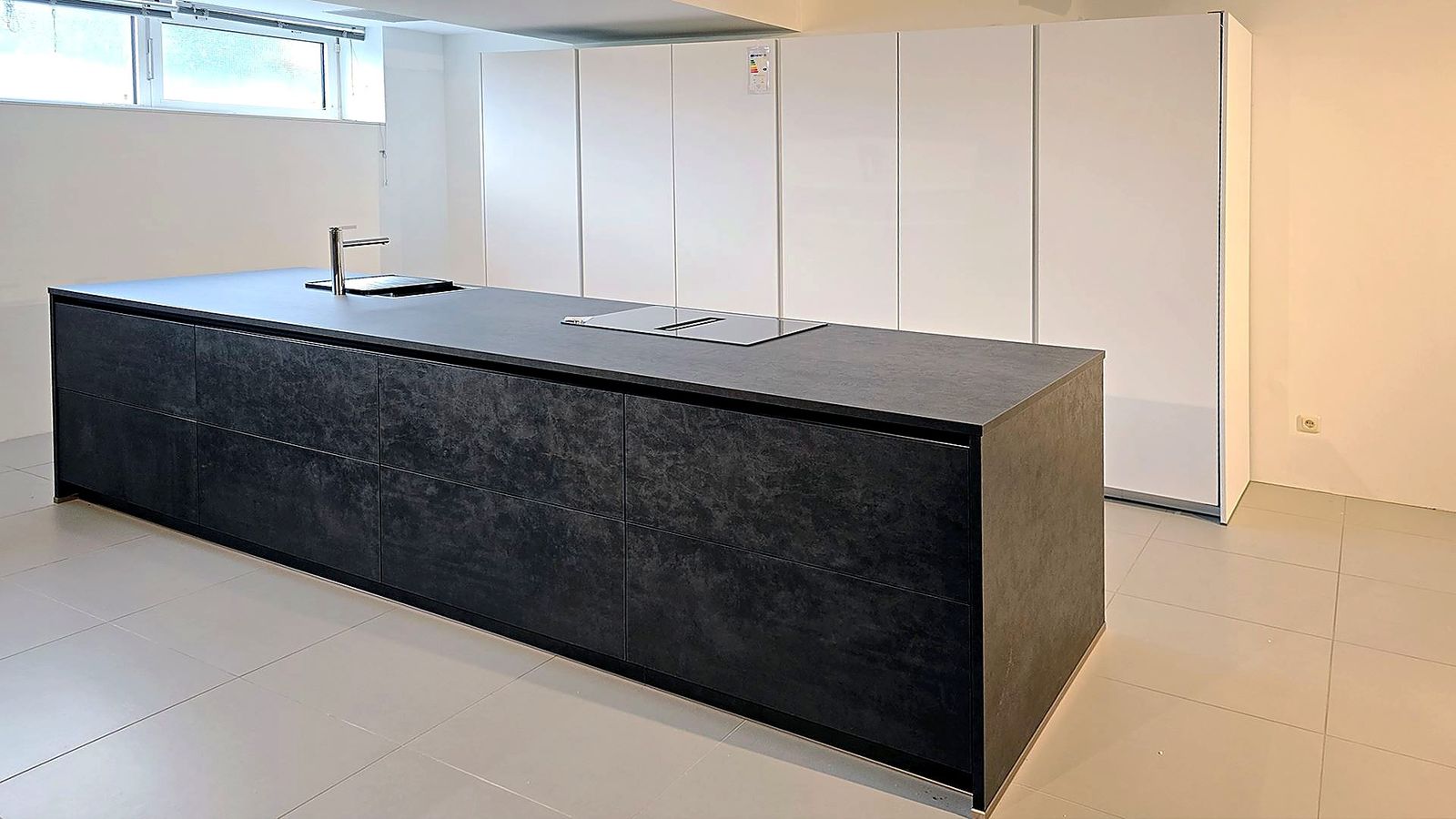 Raumidee 1003, Alpinweiß mit Beton Infinity Black