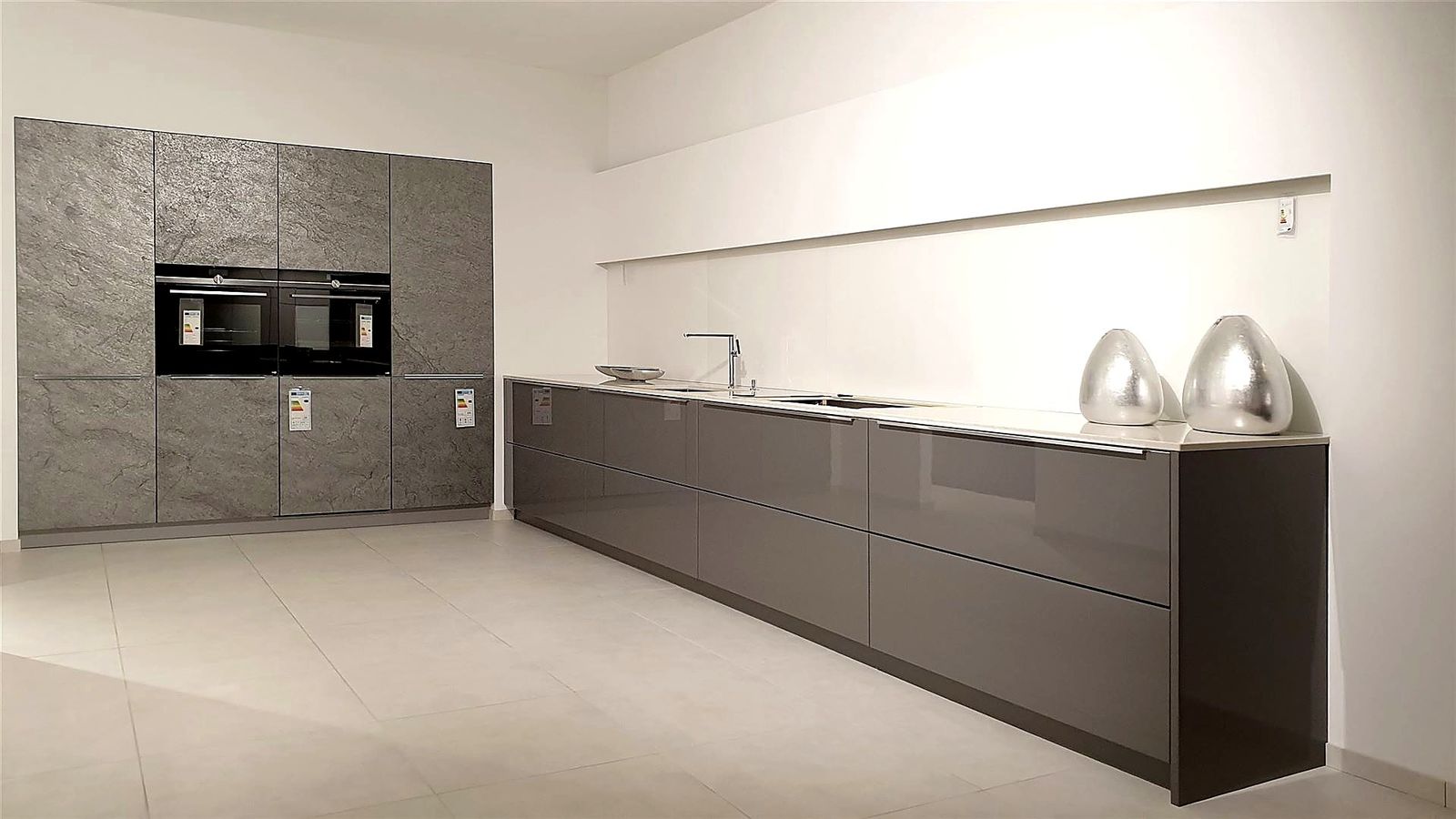 Raumidee 1027, Lavagrau Hochglanz Lack mit Steinfurnier Silver