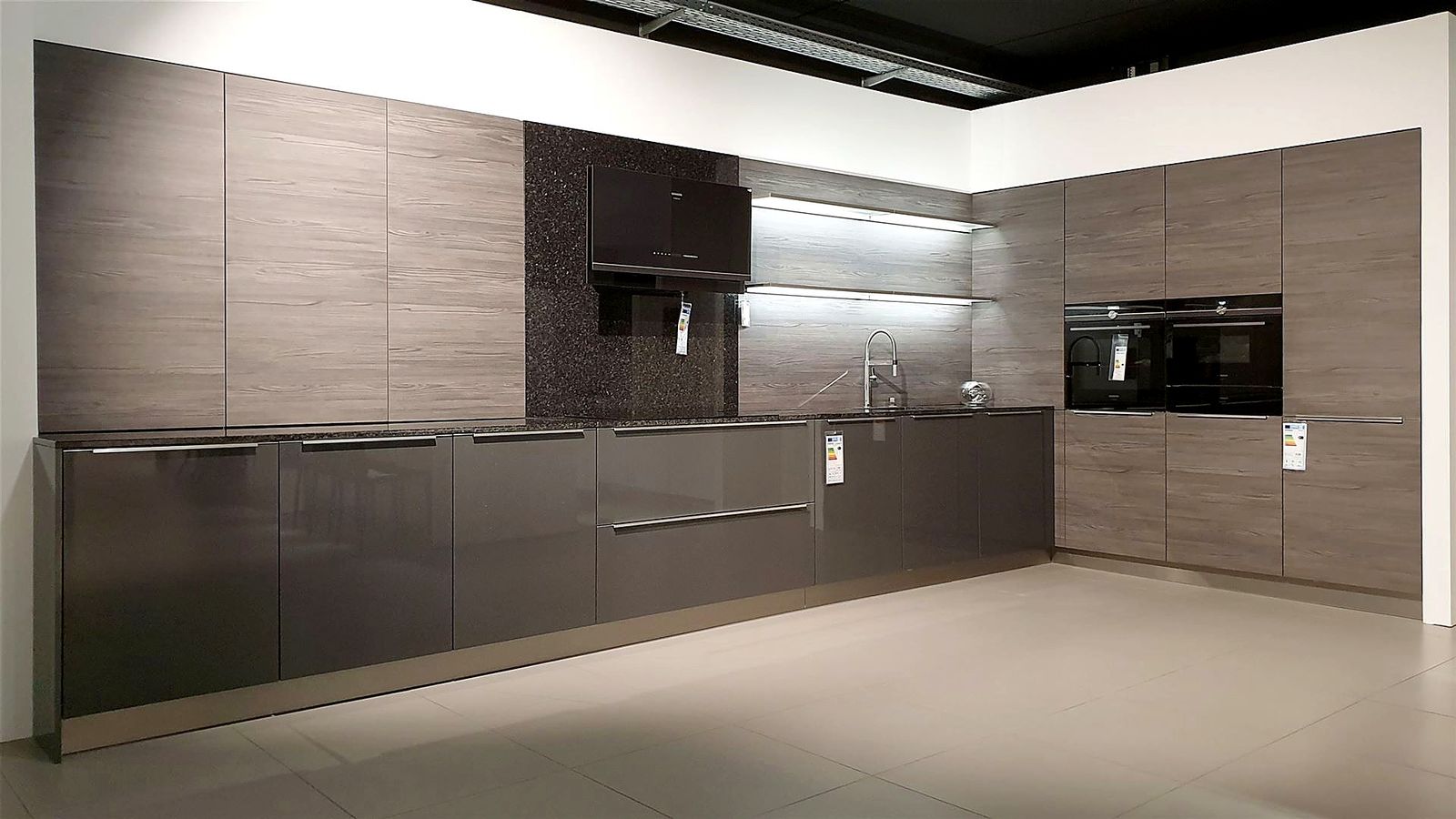 Raumidee 2015, Carbon Metallic Hochglanz Lack mit Holzdekor Dunkel