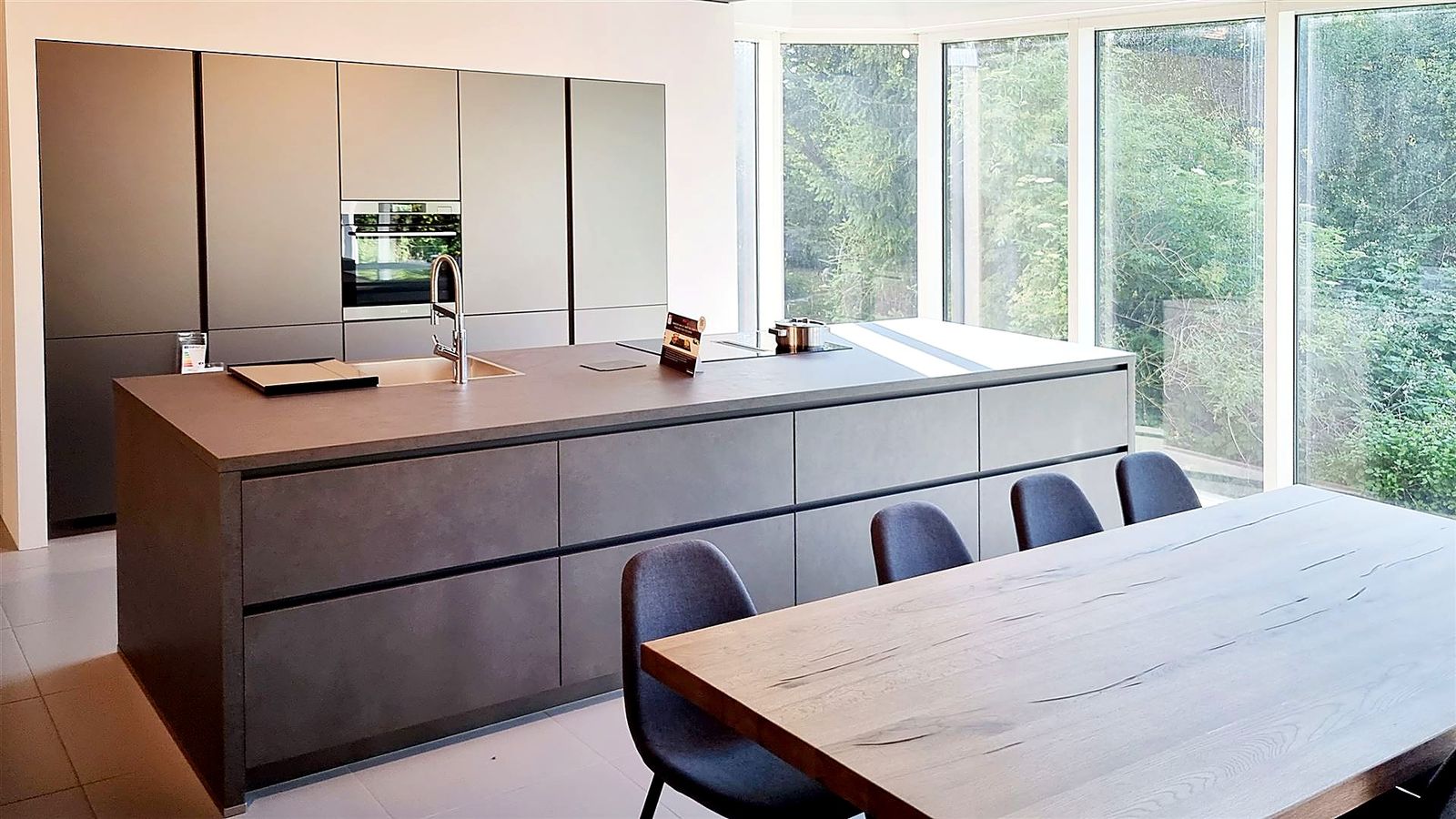 Raumidee 2060, Riva Beton Terragrau mit Atris Titiano Glasoptik Matt